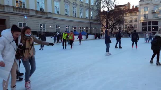 Lviv Ukraine December 2020 Невідомі Люди Катаються Майдані Міста — стокове відео