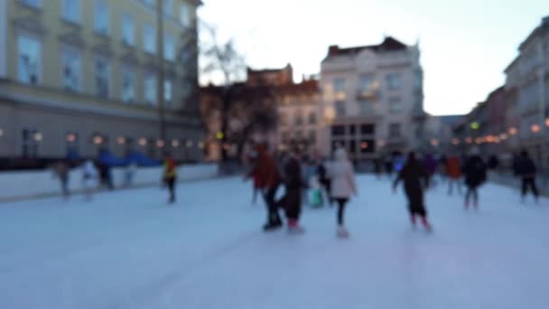 Gente Pattina Una Pista Invernale Fuori Fuoco — Video Stock