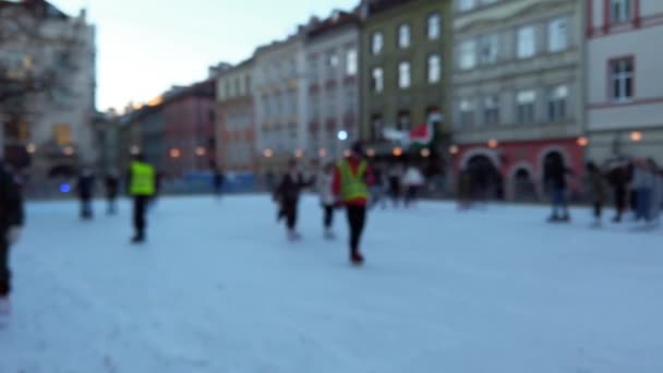 Gente Pattina Una Pista Invernale Fuori Fuoco — Video Stock