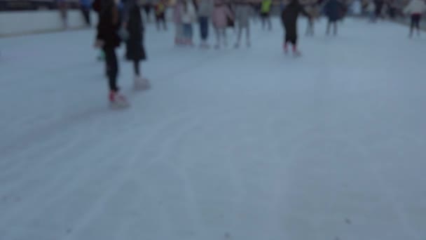 Ludzie Jeżdżą Zimowych Lodowiskach Brak Ostrości — Wideo stockowe