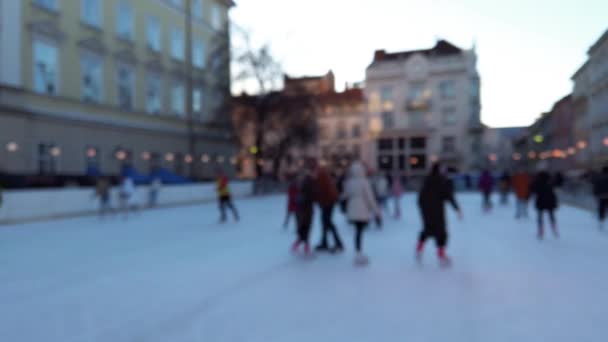 Gente Pattina Una Pista Invernale Fuori Fuoco — Video Stock