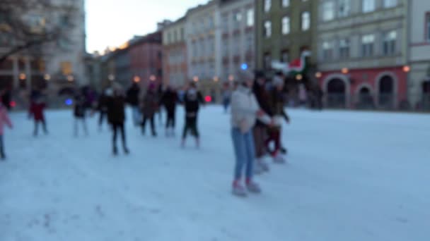 Gente Pattina Una Pista Invernale Fuori Fuoco — Video Stock