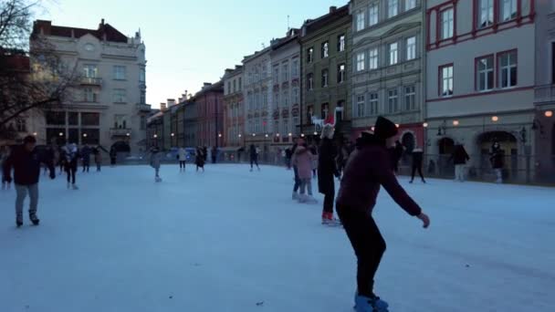 Lviv Ucraina Dicembre 2020 Sconosciuti Pattinano Sulla Piazza Della Città — Video Stock