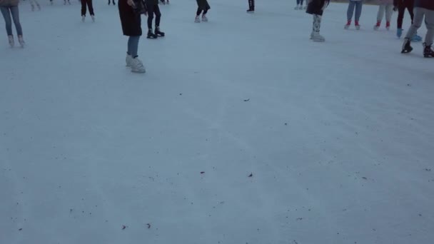 Люди Катаются Зимнем Катке — стоковое видео