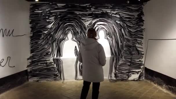 Lviv Ukraine 2020年12月28日 未知の訪問者は プロジェクトである ギャラリーでの美術品の展示を検討しています 現代美術 — ストック動画