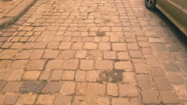 Eski kaldırım taşı sokakları ve park edilmiş arabalar..