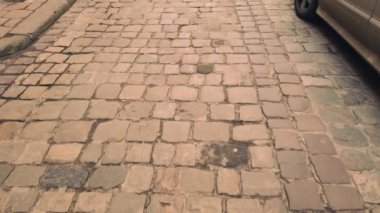 Eski kaldırım taşı sokakları ve park edilmiş arabalar..