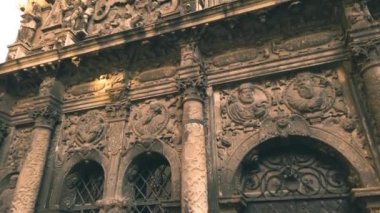 Boim Şapeli. Boim Şapeli, Ukrayna 'nın başkenti Lviv' de bulunan Katolik dini mimarisinin bir anıtıdır. 1609-1615 yılları arasında inşa edilmiş ve Lviv 'in UNESCO' nun Dünya Mirası Alanının bir parçasıdır. Geç Rönesans.