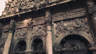 Boim Şapeli. Boim Şapeli, Ukrayna 'nın başkenti Lviv' de bulunan Katolik dini mimarisinin bir anıtıdır. 1609-1615 yılları arasında inşa edilmiş ve Lviv 'in UNESCO' nun Dünya Mirası Alanının bir parçasıdır. Geç Rönesans.