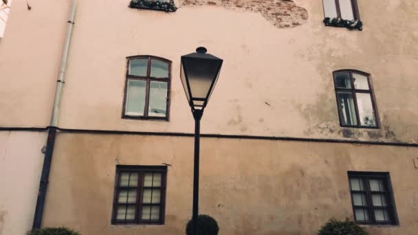 Straßenlaterne Auf Dem Hintergrund Der Mauer Des Alten Gebäudes — Stockvideo