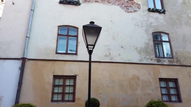 Eski Binanın Duvarında Sokak Feneri Var — Stok video