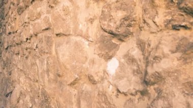 Eski taş ortaçağ duvarı. Antik mimarinin bir unsuru.