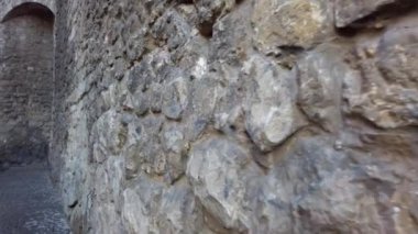 Eski taş ortaçağ duvarı. Antik mimarinin bir unsuru.