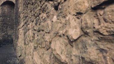 Eski taş ortaçağ duvarı. Antik mimarinin bir unsuru.