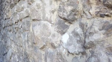 Eski taş ortaçağ duvarı. Antik mimarinin bir unsuru.