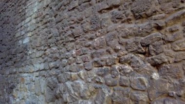 Eski taş ortaçağ duvarı. Antik mimarinin bir unsuru.