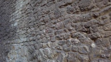 Eski taş ortaçağ duvarı. Antik mimarinin bir unsuru.