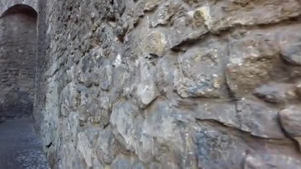 Eski Taş Ortaçağ Duvarı Antik Mimarinin Bir Unsuru — Stok video