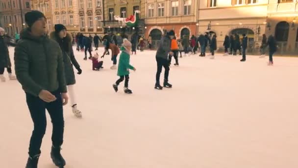 Lviv Ucraina Gennaio 2021 Persone Sconosciute Pattinano Sulla Piazza Della — Video Stock