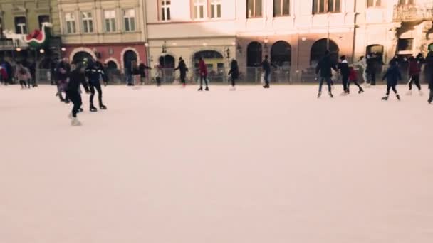 Lviv Ucraina Gennaio 2021 Persone Sconosciute Pattinano Sulla Piazza Della — Video Stock