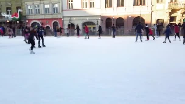 Lviv Ucraina Gennaio 2021 Persone Sconosciute Pattinano Sulla Piazza Della — Video Stock