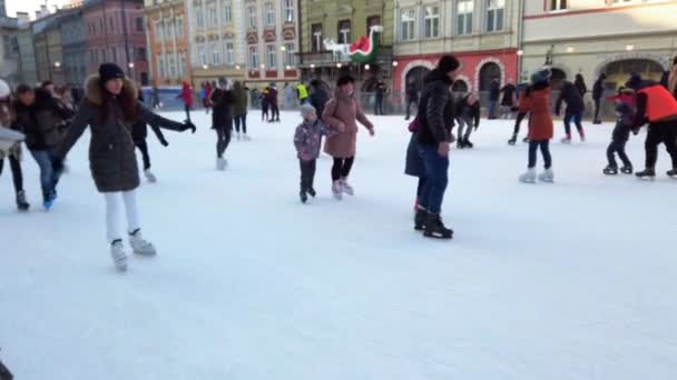 Lviv Ucraina Gennaio 2021 Persone Sconosciute Pattinano Sulla Piazza Della — Video Stock