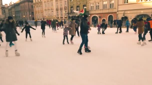 Lviv Ucraina Gennaio 2021 Persone Sconosciute Pattinano Sulla Piazza Della — Video Stock