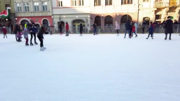 Lviv Ucraina Gennaio 2021 Persone Sconosciute Pattinano Sulla Piazza Della — Video Stock