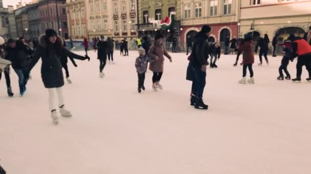 Lviv Ucraina Gennaio 2021 Persone Sconosciute Pattinano Sulla Piazza Della — Video Stock