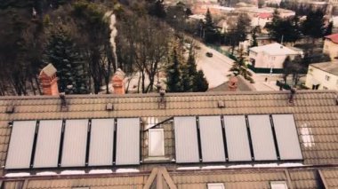 Binanın üzerinde uçan bir İHA 'nın hava görüntüsü.