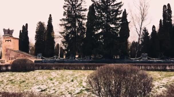 栄光の丘 ウクライナのリヴィウ 1914年から1915年にかけてガリツィアで死去した兵士と1944年のリヴィウ解放に参加したソ連兵を追悼する碑G — ストック動画