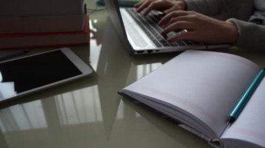 Ev işlerinde çalışan klavyede çalışan kız..