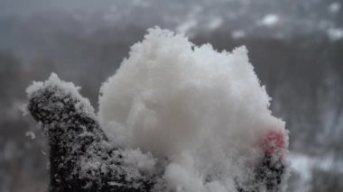 Kız eliyle kar fırlatıyor. Yavaş çekim.