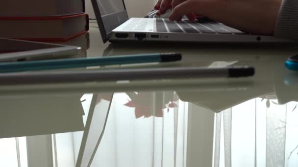 Fille Qui Travaille Bureau Maison Mains Sur Clavier — Video