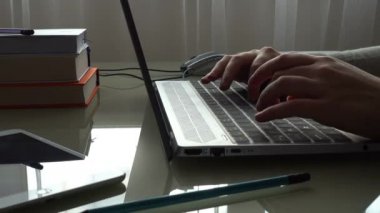 Ev işlerinde çalışan klavyede çalışan kız..