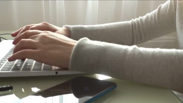 キーボードで自宅のオフィスの手で働いている女の子 — ストック動画