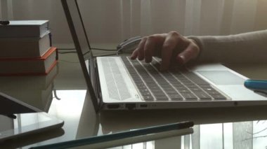 Ev işlerinde çalışan klavyede çalışan kız..