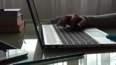 Ev işlerinde çalışan klavyede çalışan kız..