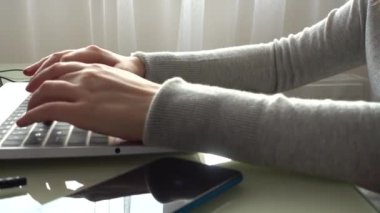 Ev işlerinde çalışan klavyede çalışan kız..