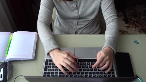 Muchacha Que Trabaja Casa Las Manos Oficina Teclado — Vídeo de stock