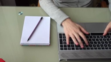 Ev işlerinde çalışan klavyede çalışan kız..