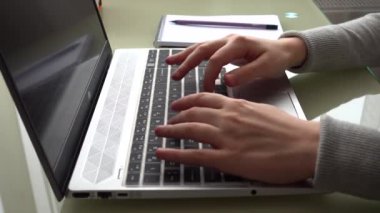 Ev işlerinde çalışan klavyede çalışan kız..