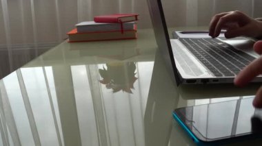 Ev işlerinde çalışan klavyede çalışan kız..