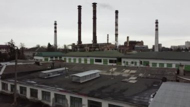 Endüstriyel bir fabrikanın üzerinde uçan bir İHA 'nın hava görüntüsü. Tesisat boruları.