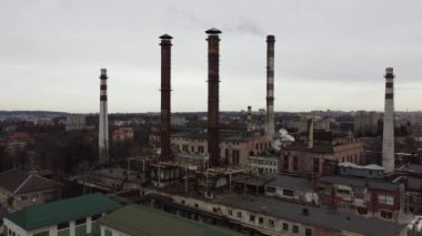 Endüstriyel bir fabrikanın üzerinde uçan bir İHA 'nın hava görüntüsü. Tesisat boruları.