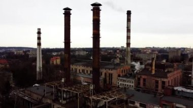 Endüstriyel bir fabrikanın üzerinde uçan bir İHA 'nın hava görüntüsü. Tesisat boruları.