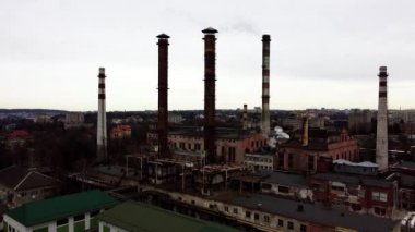 Endüstriyel bir fabrikanın üzerinde uçan bir İHA 'nın hava görüntüsü. Tesisat boruları.