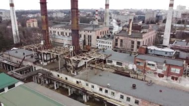 Endüstriyel bir fabrikanın üzerinde uçan bir İHA 'nın hava görüntüsü. Tesisat boruları.