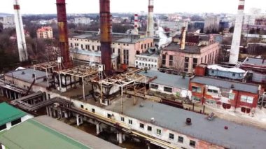 Endüstriyel bir fabrikanın üzerinde uçan bir İHA 'nın hava görüntüsü. Tesisat boruları.