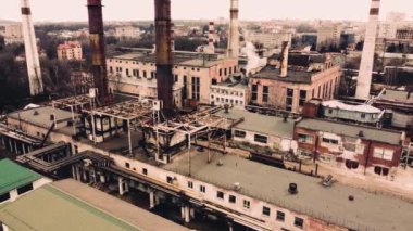 Endüstriyel bir fabrikanın üzerinde uçan bir İHA 'nın hava görüntüsü. Tesisat boruları.